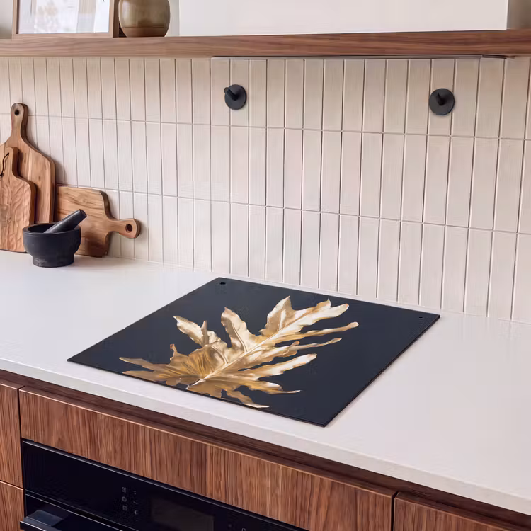 2-in-1 Herdabdeckplatte & Spritzschutz - Königliche Farnkrone - Koninklijke Varenkroon Inductie beschemer met haakjes middel