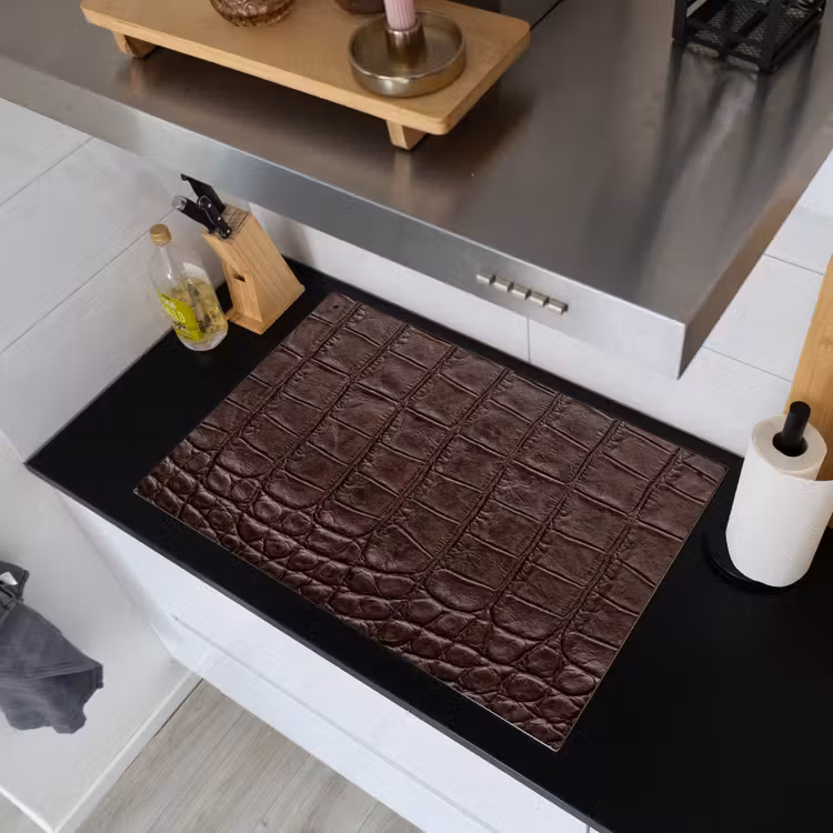 Krokodil - Leer - Bruin Inductie beschemer met haakjes klein -sfeer1