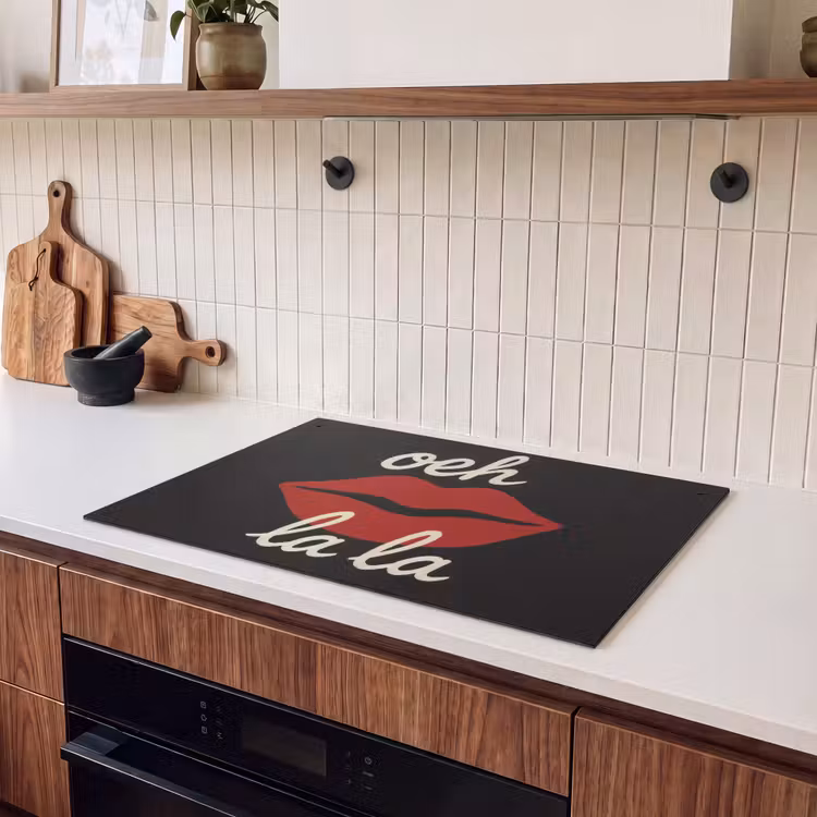 2-in-1 Herdabdeckplatte & Spritzschutz - Lippen - Rot - Zitat - Lip - Rood - Quote Inductie beschemer met haakjes klein