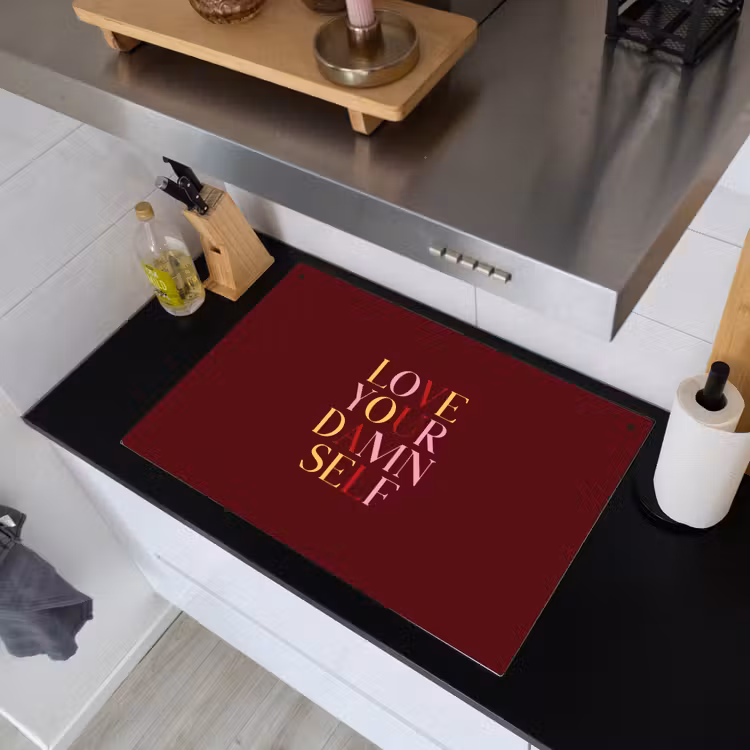 Love your damn self - Kleurrijk - Bordeaux Inductie beschemer met haakjes klein -sfeer1
