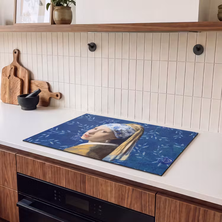 2-in-1 Herdabdeckplatte & Spritzschutz - Mädchen mit Perlenohrring - Delfter Blau - Vermeer - Blumen - Gemälde - Alte Meister - Meisje met de parel - Delfts blauw - Vermeer - Bloemen - Schilderij - Oude meesters Inductie beschemer met haakjes klein