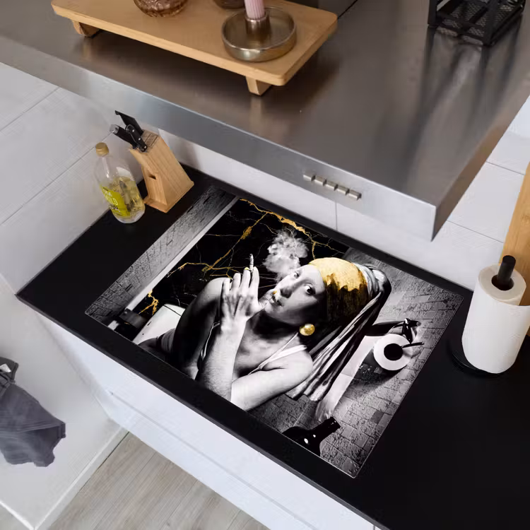 2-in-1 Herdabdeckplatte & Spritzschutz - Marmoroptik - Mädchen mit Perlenohrring - Zigaretten - Toilette - Gold - Kunst - Alte Meister - Marmerlook - Meisje met de parel - Sigaretten - Toilet - Goud - Kunst - Oude meesters Inductie beschemer met haakjes klein