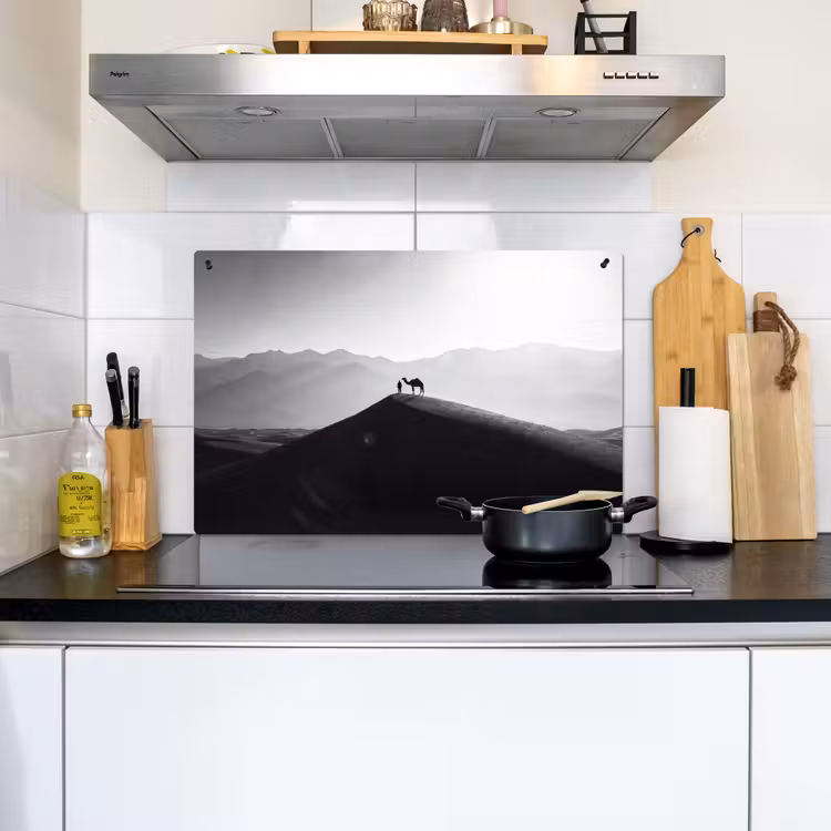 Mens - Kameel - Zandduin - Natuur - Monochroom Inductie beschemer met haakjes klein -sfeer2