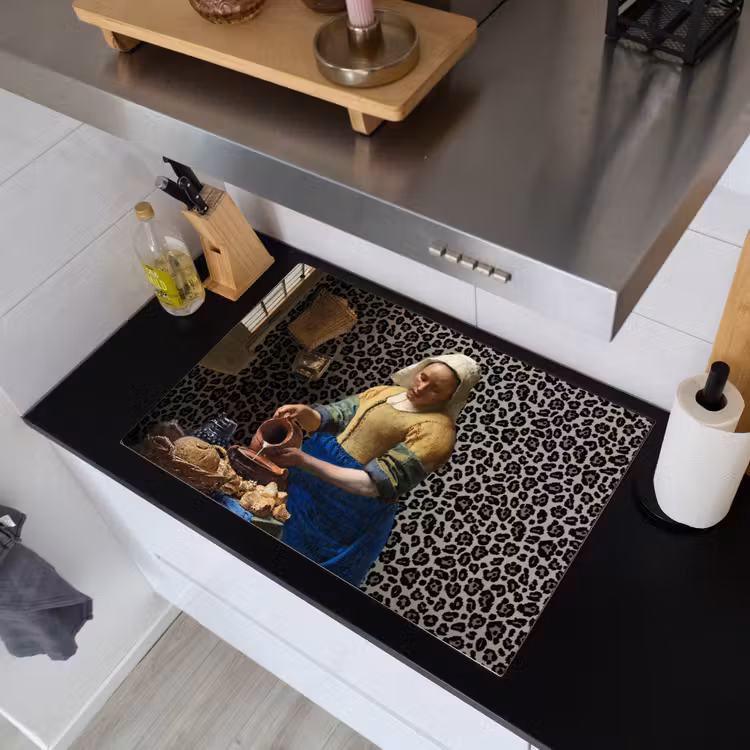 2-in-1 Herdabdeckplatte & Spritzschutz - Milchmädchen - Kunst - Pantherdruck - Vermeer - Gemälde - Alte Meister - Melkmeisje - Kunst - Panterprint - Vermeer - Schilderij - Oude meesters Inductie beschemer met haakjes klein
