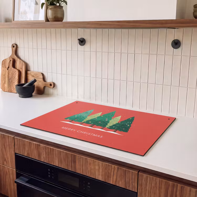 2-in-1 Herdabdeckplatte & Spritzschutz - Minimalistisch - Weihnachtsbäume - Rot - Schnee - Minimalistisch - Kerstbomen - Rood - Sneeuw Inductie beschemer met haakjes klein