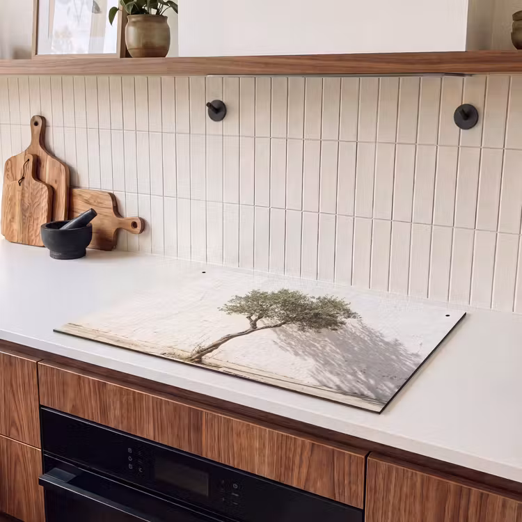 2-in-1 Herdabdeckplatte & Spritzschutz - Olivenbaum – Wand – weiß - Olijfboom - muur - wit Inductie beschemer met haakjes klein