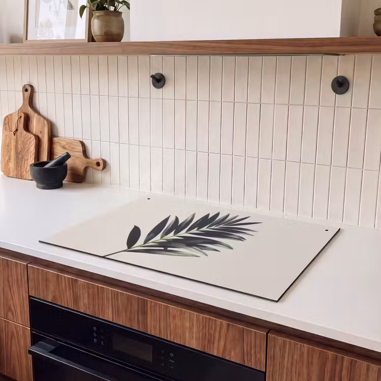2-in-1 Herdabdeckplatte & Spritzschutz - Palmenblatt - Dezent - Grün - Beige - Palmblad - Subtiel - Groen - beige Inductie beschemer met haakjes klein