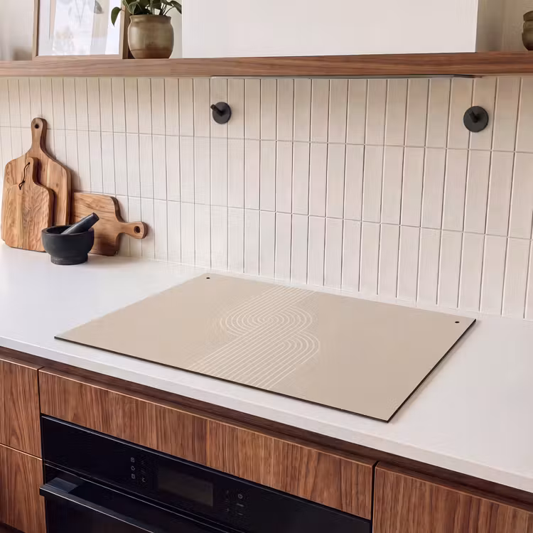 2-in-1 Herdabdeckplatte & Spritzschutz - Parallele Linien - Leichte Textur - Beige - Parallelle lijnen - Lichte textuur - Beige Inductie beschemer met haakjes klein