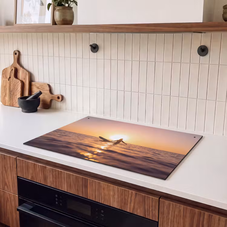 Persoon - Surfen - Zonsondergang - Zee - Oranje Inductie beschemer met haakjes klein -sfeer1