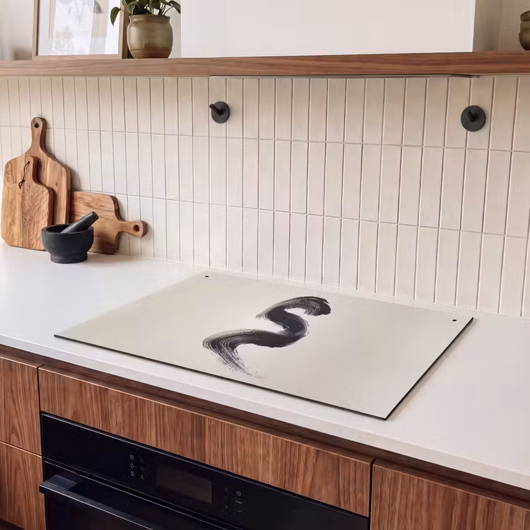 2-in-1 Herdabdeckplatte & Spritzschutz - Pinselstrich - Schwarz - Minimalistisch - Penseelstreek - Zwart - Minimalistisch Inductie beschemer met haakjes klein