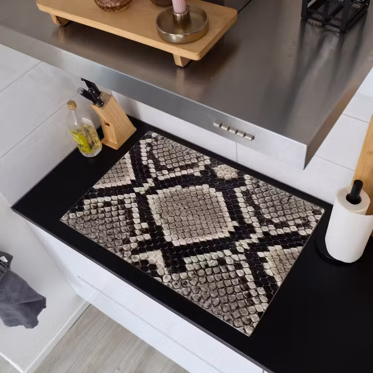 Slangenleer - Patroon - Beige Inductie beschemer met haakjes klein -sfeer1