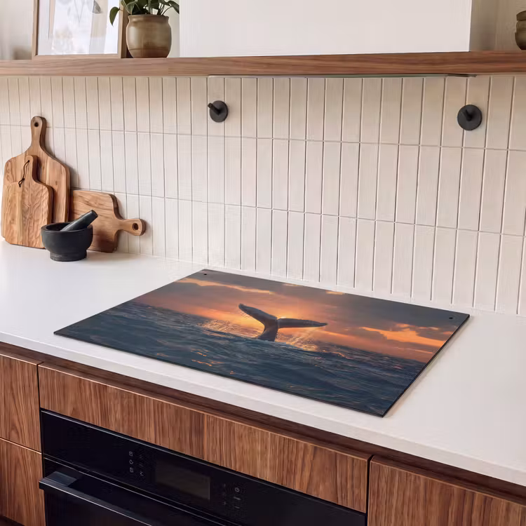 2-in-1 Herdabdeckplatte & Spritzschutz - Schwanz eines Wals - Wasser - Sonnenuntergang - Walvis staart - Water - Zonsondergang Inductie beschemer met haakjes klein