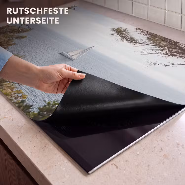 2-in-1 Herdabdeckplatte & Spritzschutz - Segelboot – Bäume – Wasser - Zeilboot - bomen - water Inductie beschemer met haakjes klein