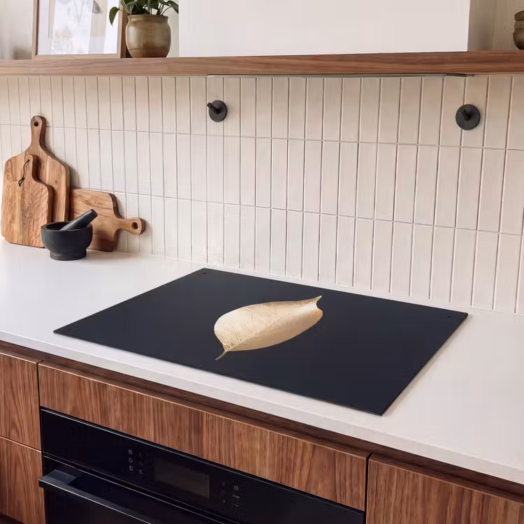 2-in-1 Herdabdeckplatte & Spritzschutz - Solitäres Blatt in Gold - Solitair blad in goud Inductie beschemer met haakjes klein