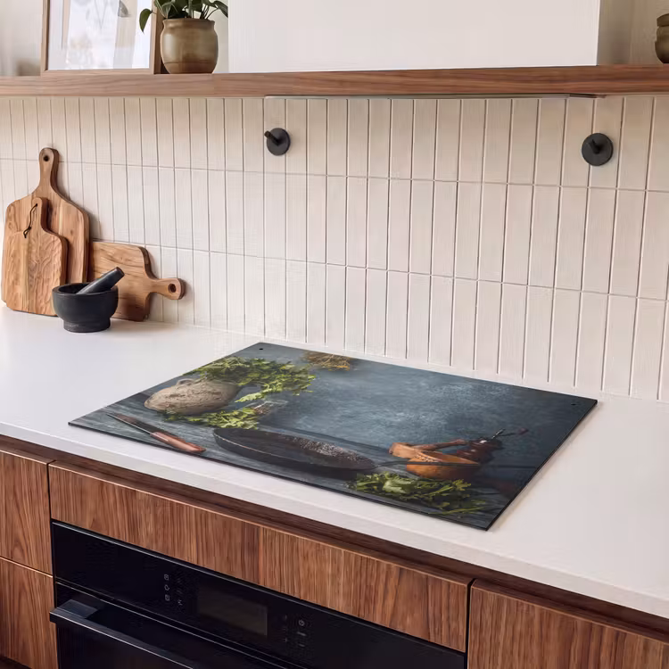 2-in-1 Herdabdeckplatte & Spritzschutz - Stille zum Kochen - Stilte voor het Koken Inductie beschemer met haakjes klein