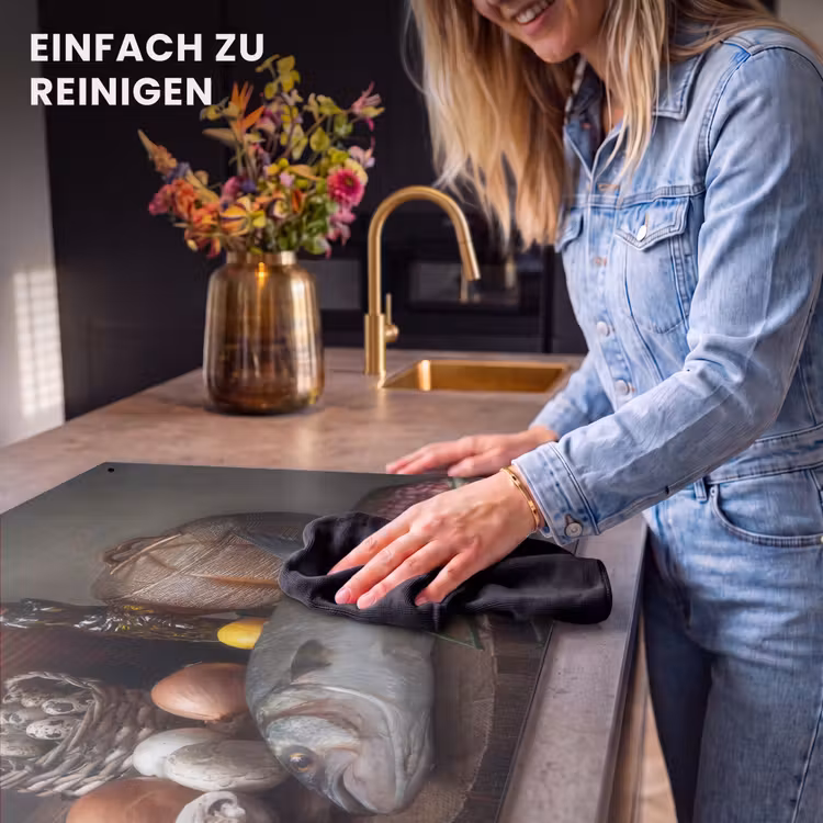 2-in-1 Herdabdeckplatte & Spritzschutz - Stilleben mit Fisch und Olivenöl - Stilleven met Vis en Olijfolie Inductie beschemer met haakjes klein