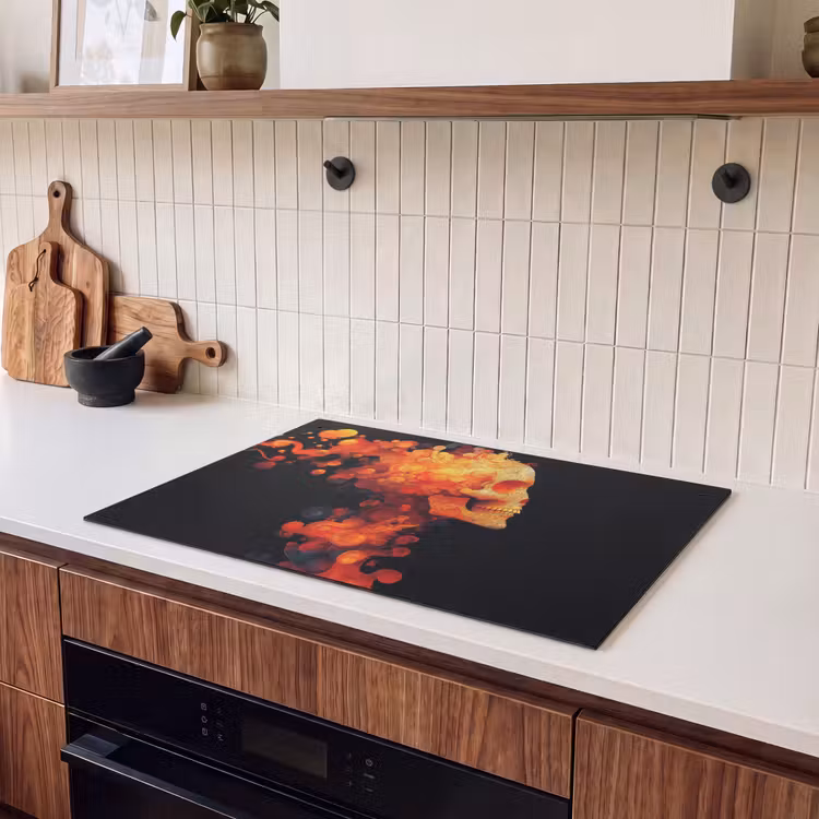 2-in-1 Herdabdeckplatte & Spritzschutz - Totenkopf - Orange - Seitenansicht - Flammen - Schedel - Oranje - Zijaanzicht - Vlammen Inductie beschemer met haakjes klein