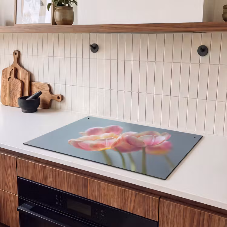 2-in-1 Herdabdeckplatte & Spritzschutz - Tulpen - Rosa - Stiele - Tulpen - Roze - Stelen Inductie beschemer met haakjes klein