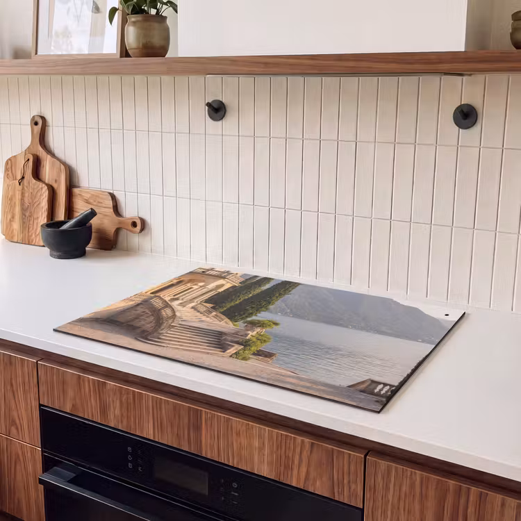 2-in-1 Herdabdeckplatte & Spritzschutz - Villa – Wasser – Treppen - Villa - water -trappen Inductie beschemer met haakjes klein