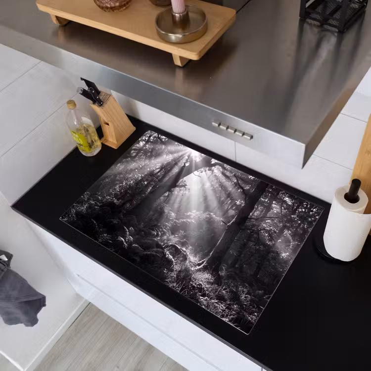Bos - Lichtstralen - Natuur - Zwart-wit Inductie beschemer met haakjes klein -sfeer1