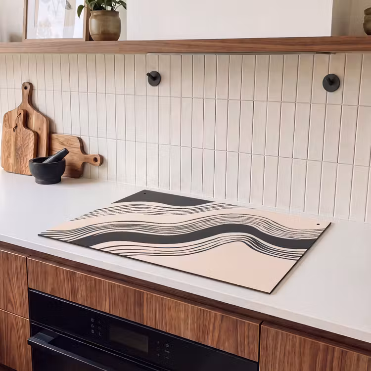 2-in-1 Herdabdeckplatte & Spritzschutz - Waves - Schwarz - Sand - Golven - Zwart - Zandkleur Inductie beschemer met haakjes klein