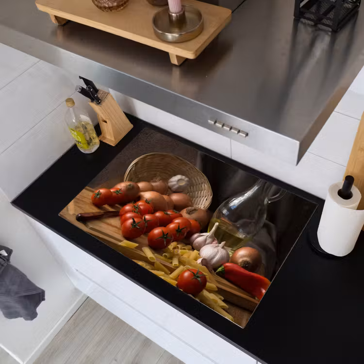2-in-1 Herdabdeckplatte & Spritzschutz - Zutaten der mediterranen Küche - Ingrediënten van de Mediterrane Keuken Inductie beschemer met haakjes klein