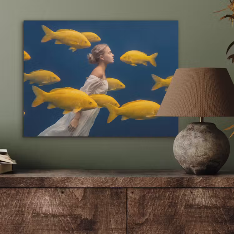 Vrouw - Vis - Water - Natuur - Geel PET vilt klein -sfeer2