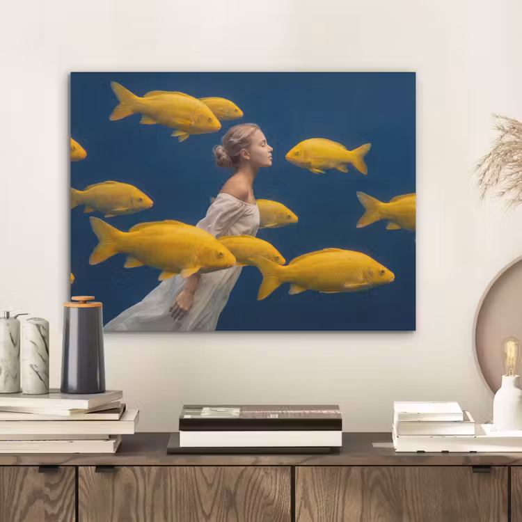 Vrouw - Vis - Water - Natuur - Geel PET vilt klein -sfeer1