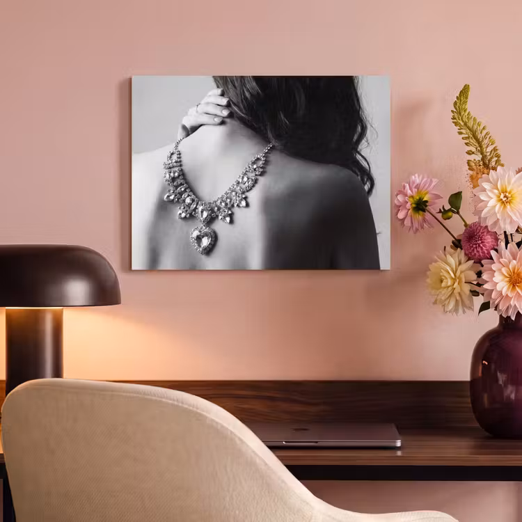 Vrouw - Ketting - Fashion - Zwart - Wit PET vilt klein -sfeer3