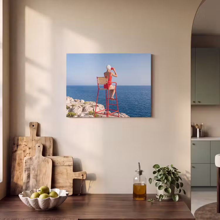 Vrouw - Zee - Kust - Verrekijker - Rood PET vilt klein -sfeer2