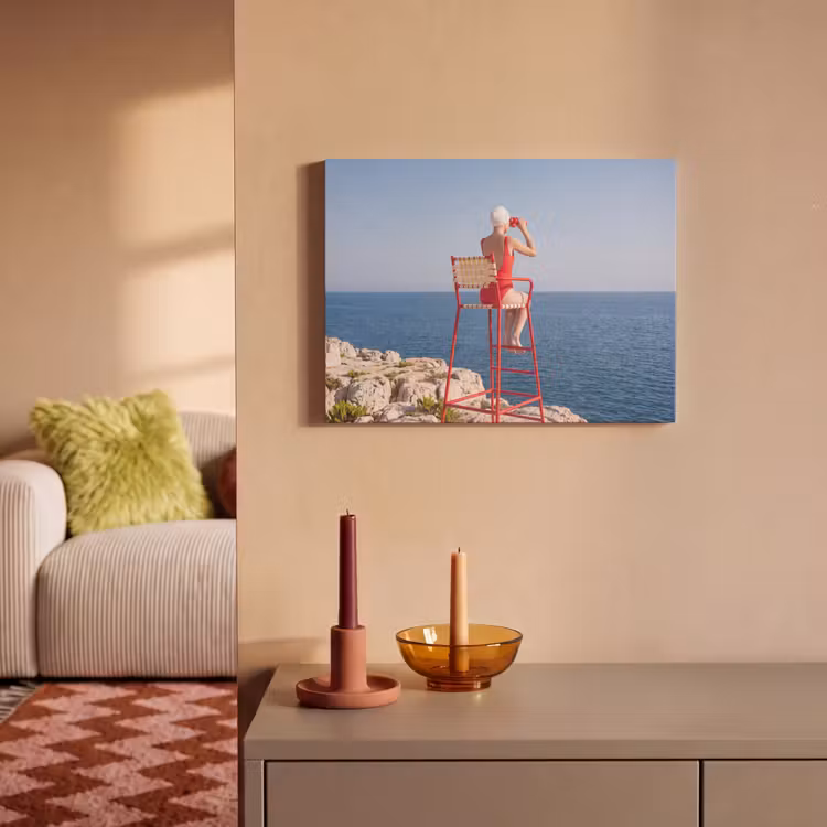 Vrouw - Zee - Kust - Verrekijker - Rood PET vilt klein -sfeer1