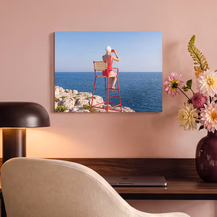 Vrouw - Zee - Kust - Verrekijker - Rood PET vilt klein -sfeer3