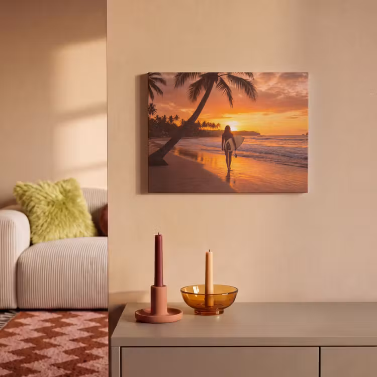 Vrouw - Surfplank - Strand - Zonsondergang - Oranje PET vilt klein -sfeer1