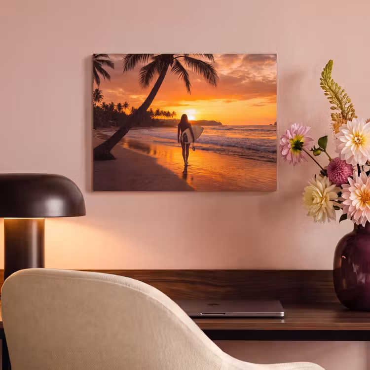 Vrouw - Surfplank - Strand - Zonsondergang - Oranje PET vilt klein -sfeer3