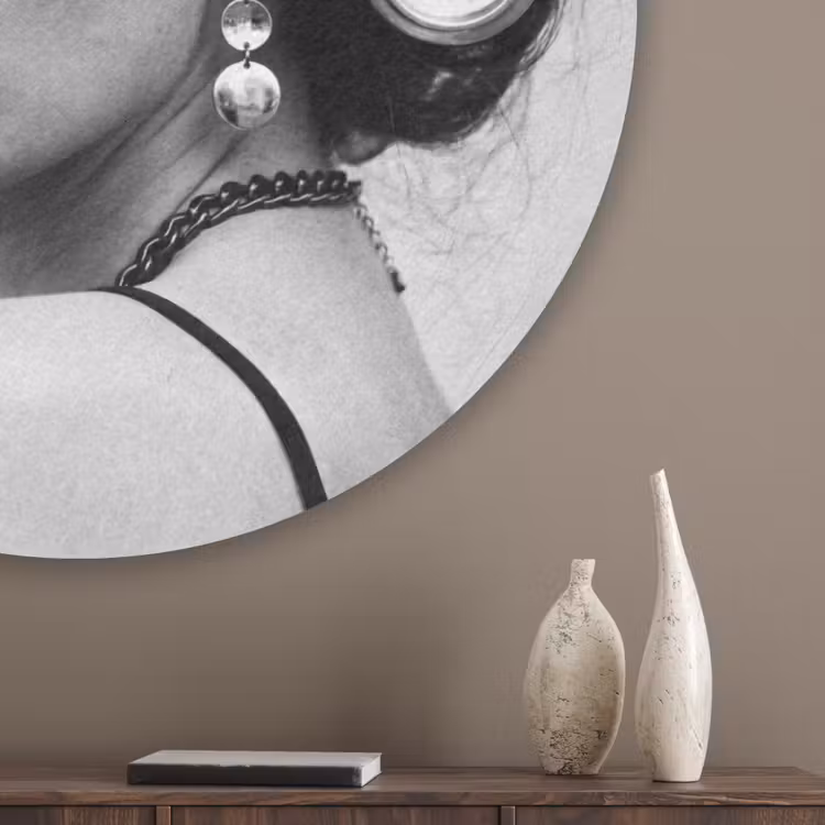Edgy - Vrouw - Zwart - Wit Akoestische PET Vilt - Rond klein -sfeer5_closeup