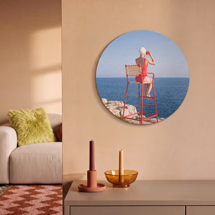 Vrouw - Zee - Kust - Verrekijker - Rood Akoestische PET Vilt - Rond klein -sfeer1