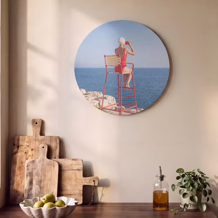 Vrouw - Zee - Kust - Verrekijker - Rood Akoestische PET Vilt - Rond klein -sfeer2