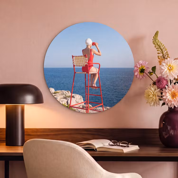 Vrouw - Zee - Kust - Verrekijker - Rood Akoestische PET Vilt - Rond klein -sfeer3