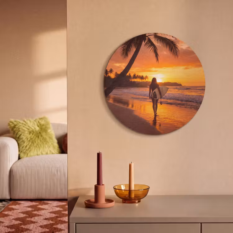 Vrouw - Surfplank - Strand - Zonsondergang - Oranje Akoestische PET Vilt - Rond klein -sfeer1