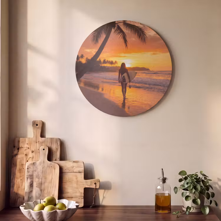 Vrouw - Surfplank - Strand - Zonsondergang - Oranje Akoestische PET Vilt - Rond klein -sfeer2