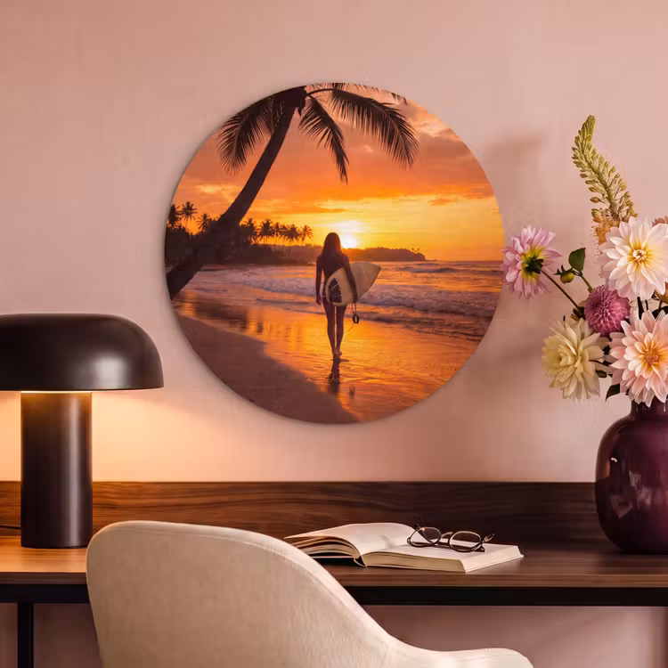 Vrouw - Surfplank - Strand - Zonsondergang - Oranje Akoestische PET Vilt - Rond klein -sfeer3