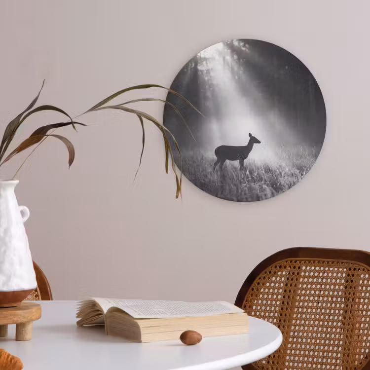 Hert - Bos - Zonnestralen - Zwart-wit - Natuur Akoestische PET Vilt - Rond klein -sfeer3