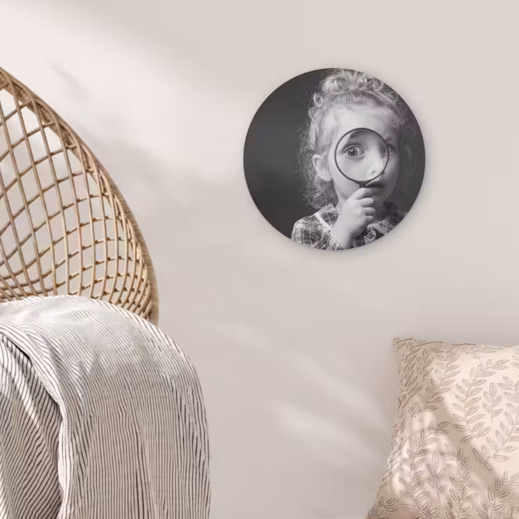 Kind - Vergrootglas - Portret - Zwart-wit Akoestische PET Vilt - Rond klein -sfeer4