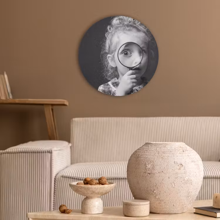 Kind - Vergrootglas - Portret - Zwart-wit Akoestische PET Vilt - Rond klein -sfeer1