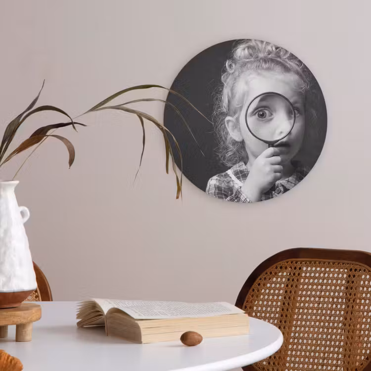 Kind - Vergrootglas - Portret - Zwart-wit Akoestische PET Vilt - Rond klein -sfeer3