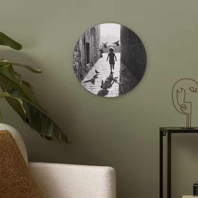 Kind - Vogel - Straat - Zwart-wit - Spelen Akoestische PET Vilt - Rond klein -sfeer2
