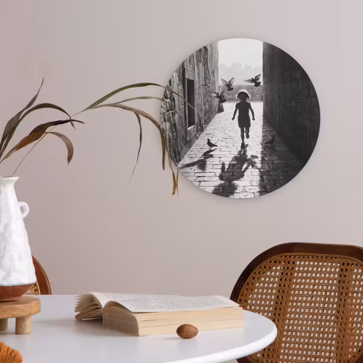 Kind - Vogel - Straat - Zwart-wit - Spelen Akoestische PET Vilt - Rond klein -sfeer3