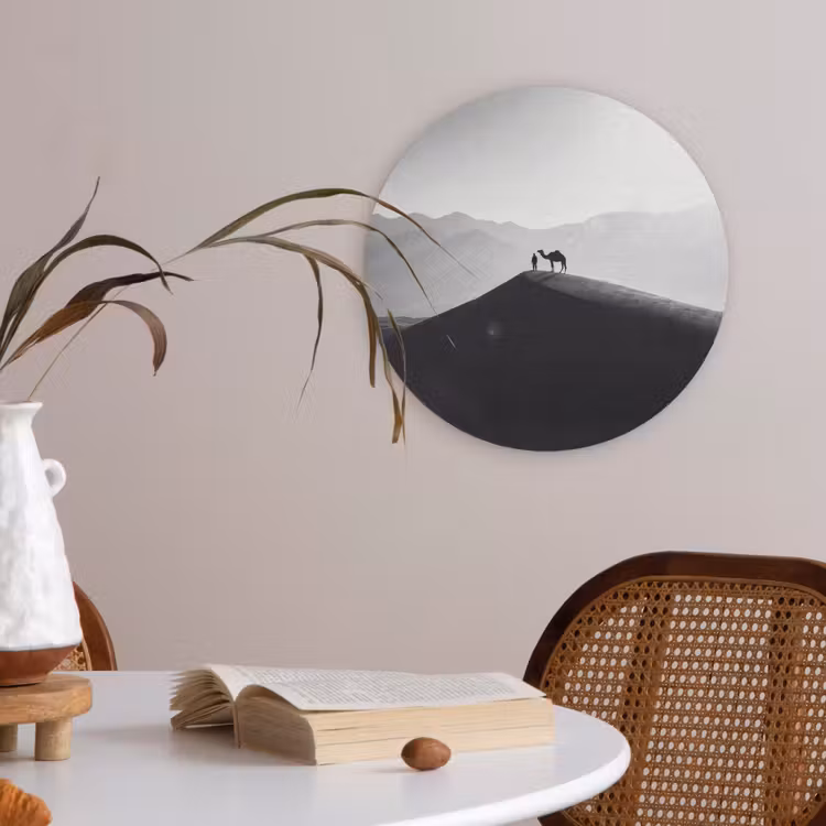 Mens - Kameel - Zandduin - Natuur - Monochroom Akoestische PET Vilt - Rond klein -sfeer3