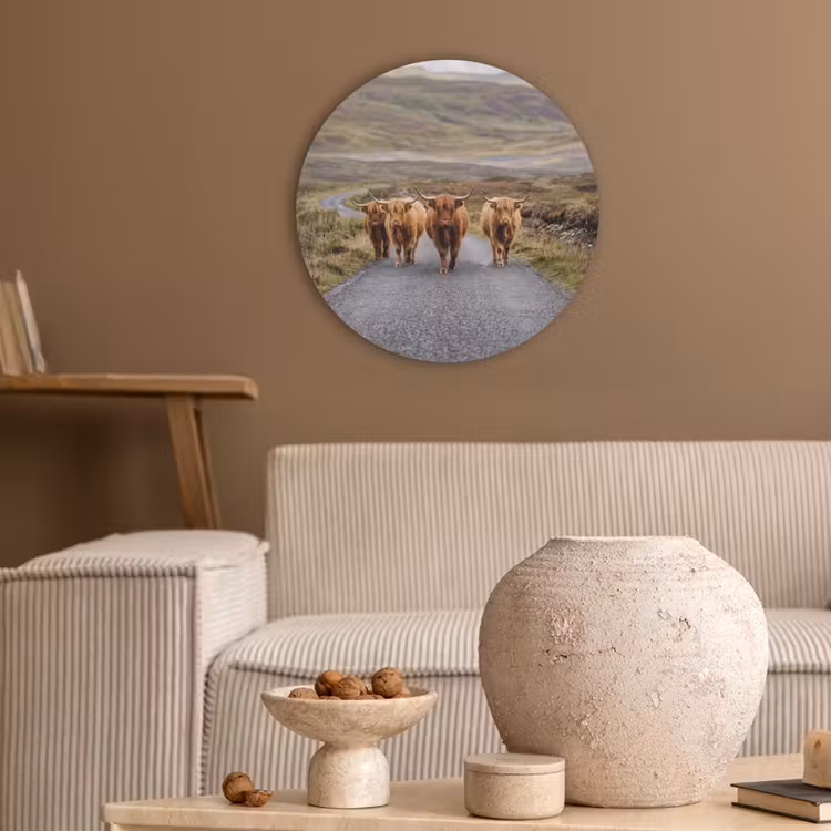 Schotse Hooglanders - Weg - Landschap - Kudde Akoestische PET Vilt - Rond klein -sfeer1