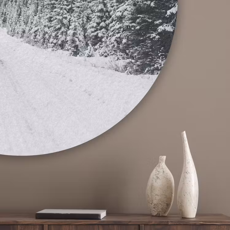 Weg - Sneeuw - Naaldbos - Winter - Avontuurlijk Akoestische PET Vilt - Rond klein -sfeer5_closeup